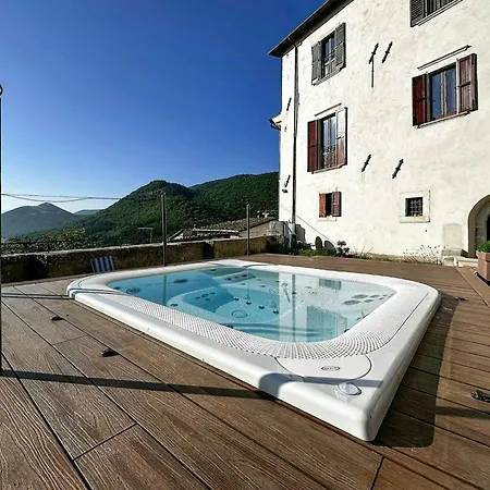 Holiday home Historic Palace Overlooking Piana Di Navelli *