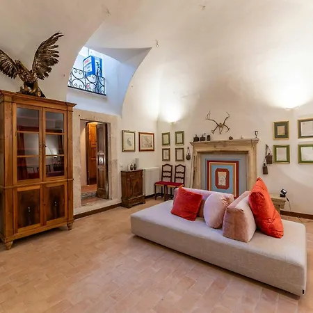 Historic Palace Overlooking Piana Di Navelli בית נופש