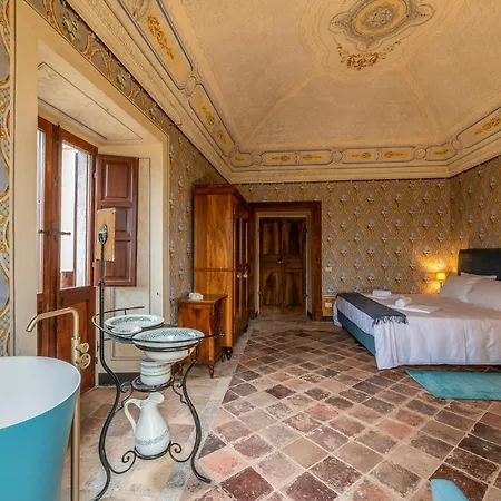 Historic Palace Overlooking Piana Di Navelli Holiday home Caporciano
