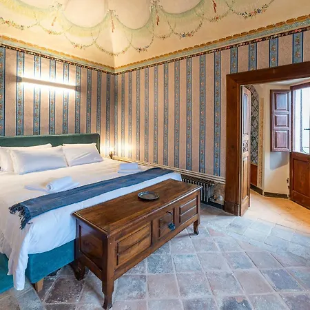 Historic Palace Overlooking Piana Di Navelli Holiday home Caporciano