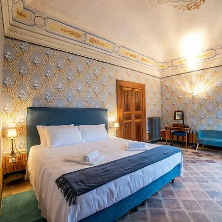 Historic Palace Overlooking Piana Di Navelli Holiday home Caporciano