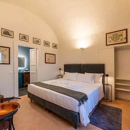 Historic Palace Overlooking Piana Di Navelli *