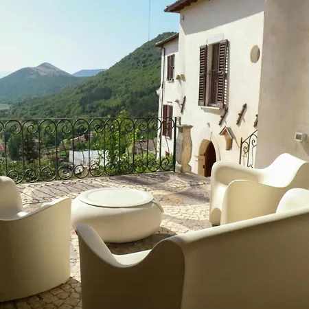 Holiday home Historic Palace Overlooking Piana Di Navelli *
