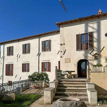 Historic Palace Overlooking Piana Di Navelli בית נופש Caporciano