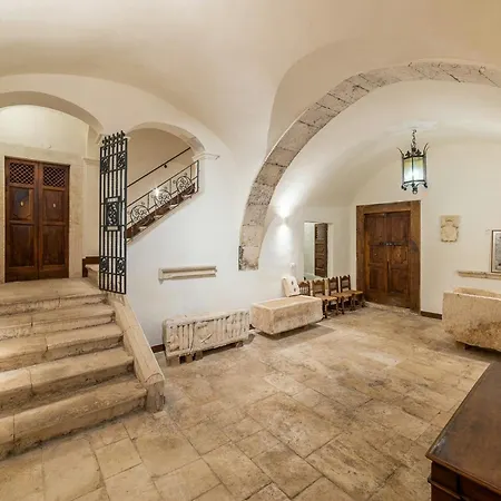 Historic Palace Overlooking Piana Di Navelli בית נופש