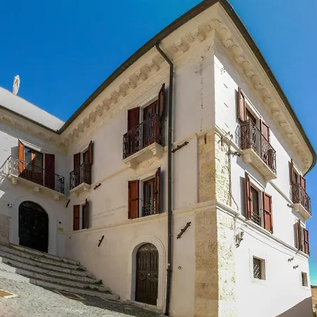 Historic Palace Overlooking Piana Di Navelli בית נופש Caporciano