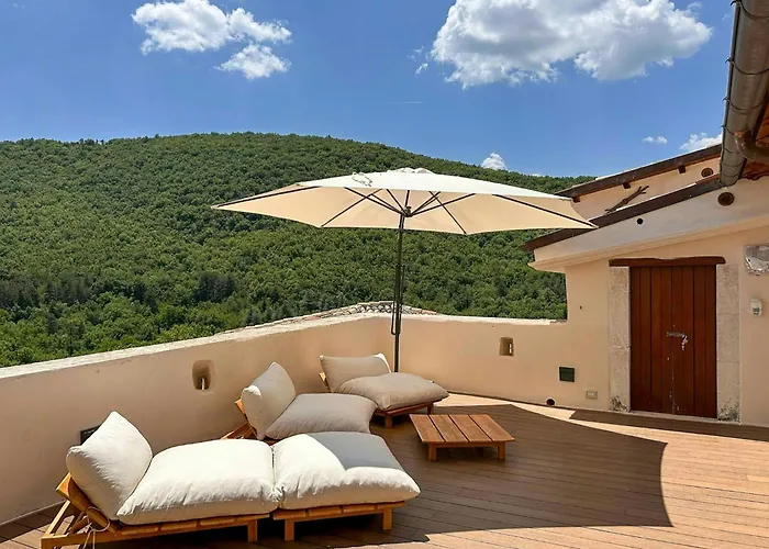 Historic Palace Overlooking Piana Di Navelli