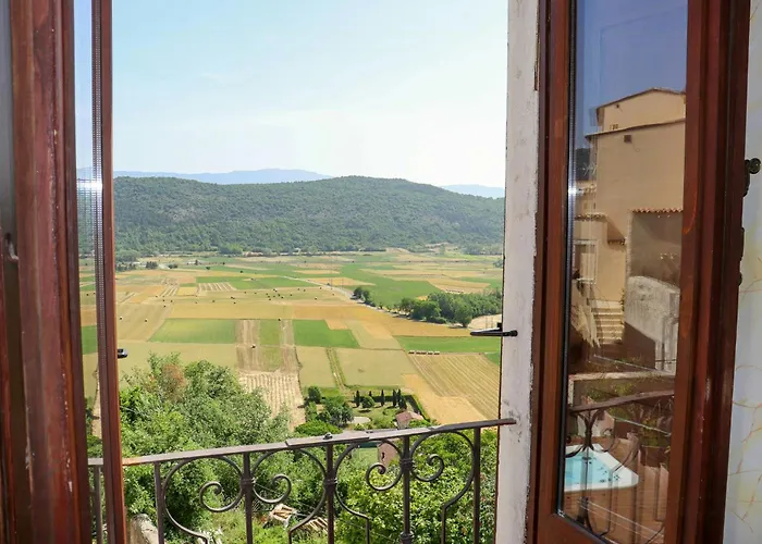 Historic Palace Overlooking Piana Di Navelli بيت للعطل *