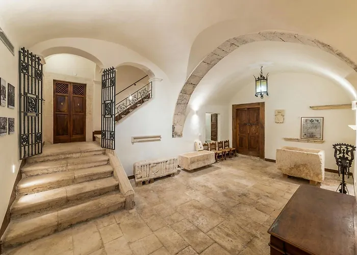 Historic Palace Overlooking Piana Di Navelli بيت للعطل