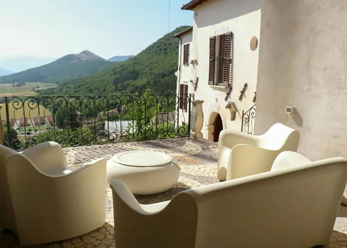 Vakantiehuis Historic Palace Overlooking Piana Di Navelli *